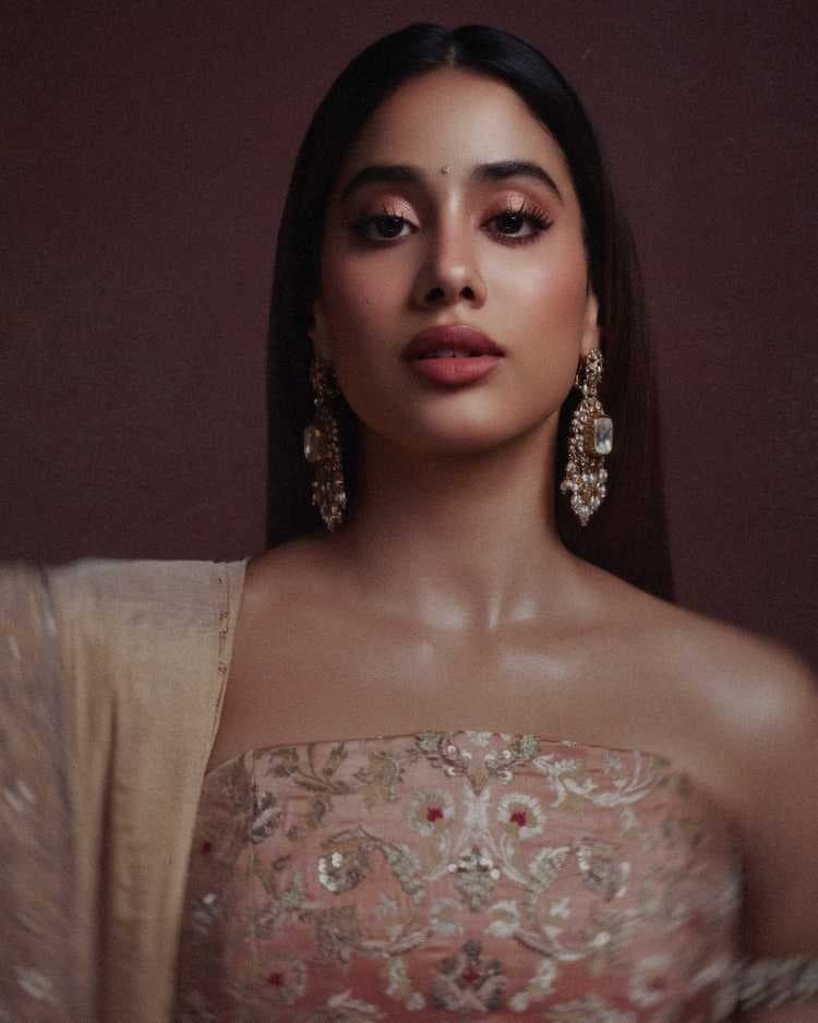 Foto de frente de Janhvi Kapoor