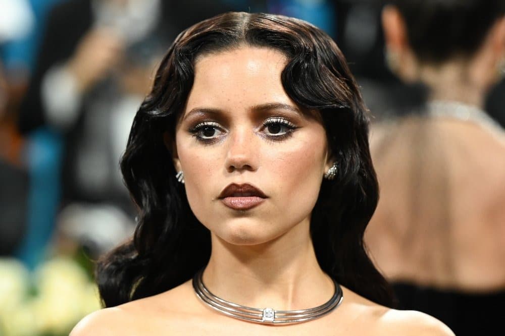 Foto de frente de Jenna Ortega
