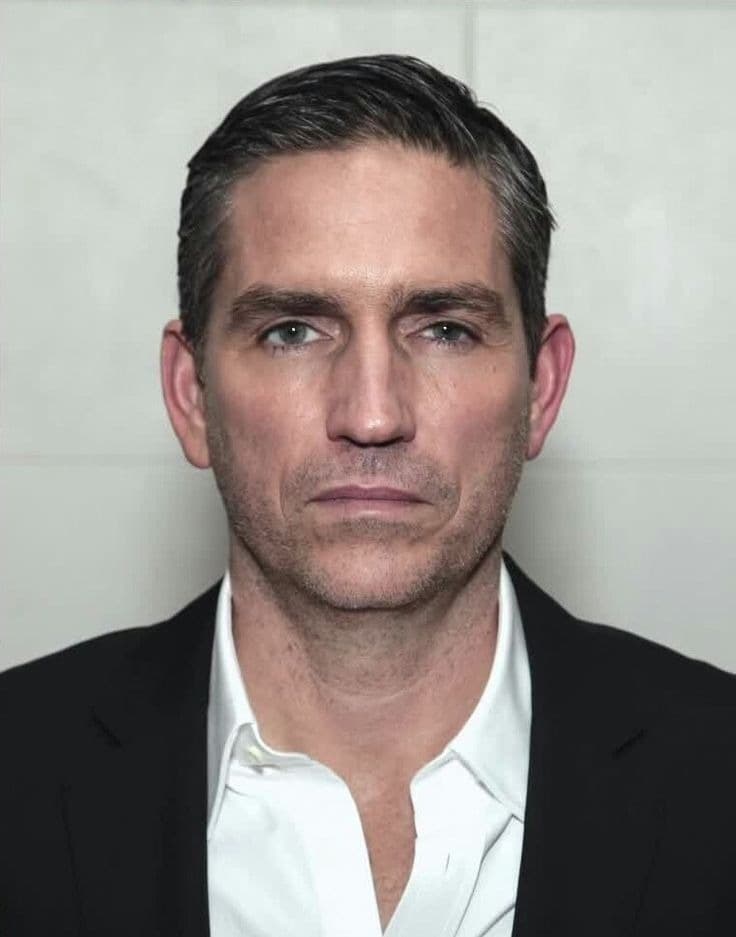 Foto de frente de Jim Caviezel