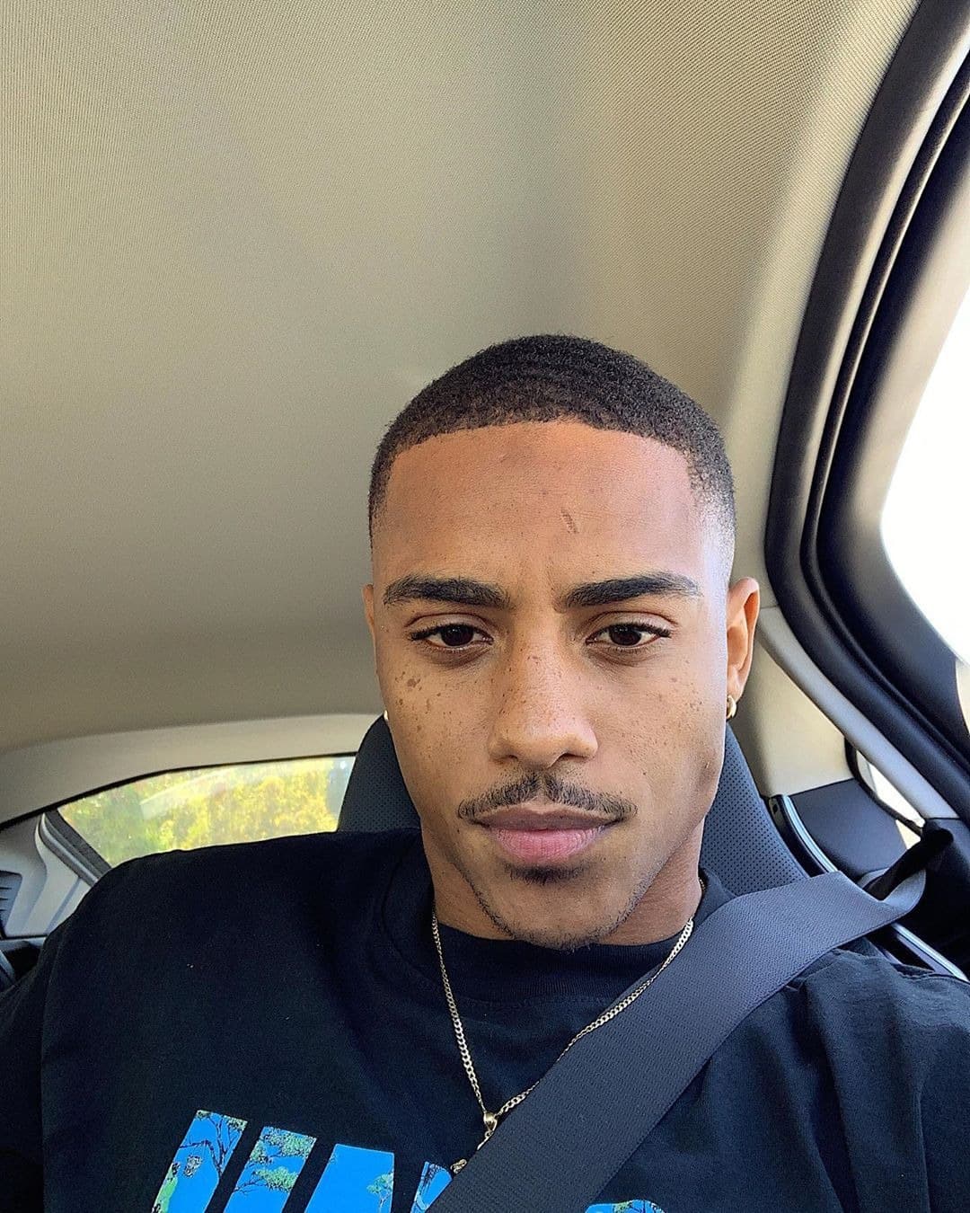 Foto de frente de Keith Powers