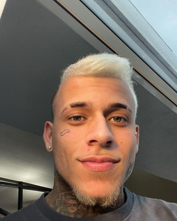 Foto de frente de Kevinho