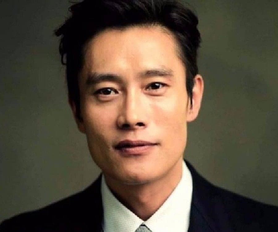 Foto de frente de Lee Byung Hun