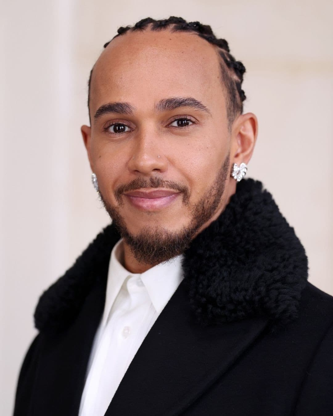 Foto de frente de Lewis Hamilton