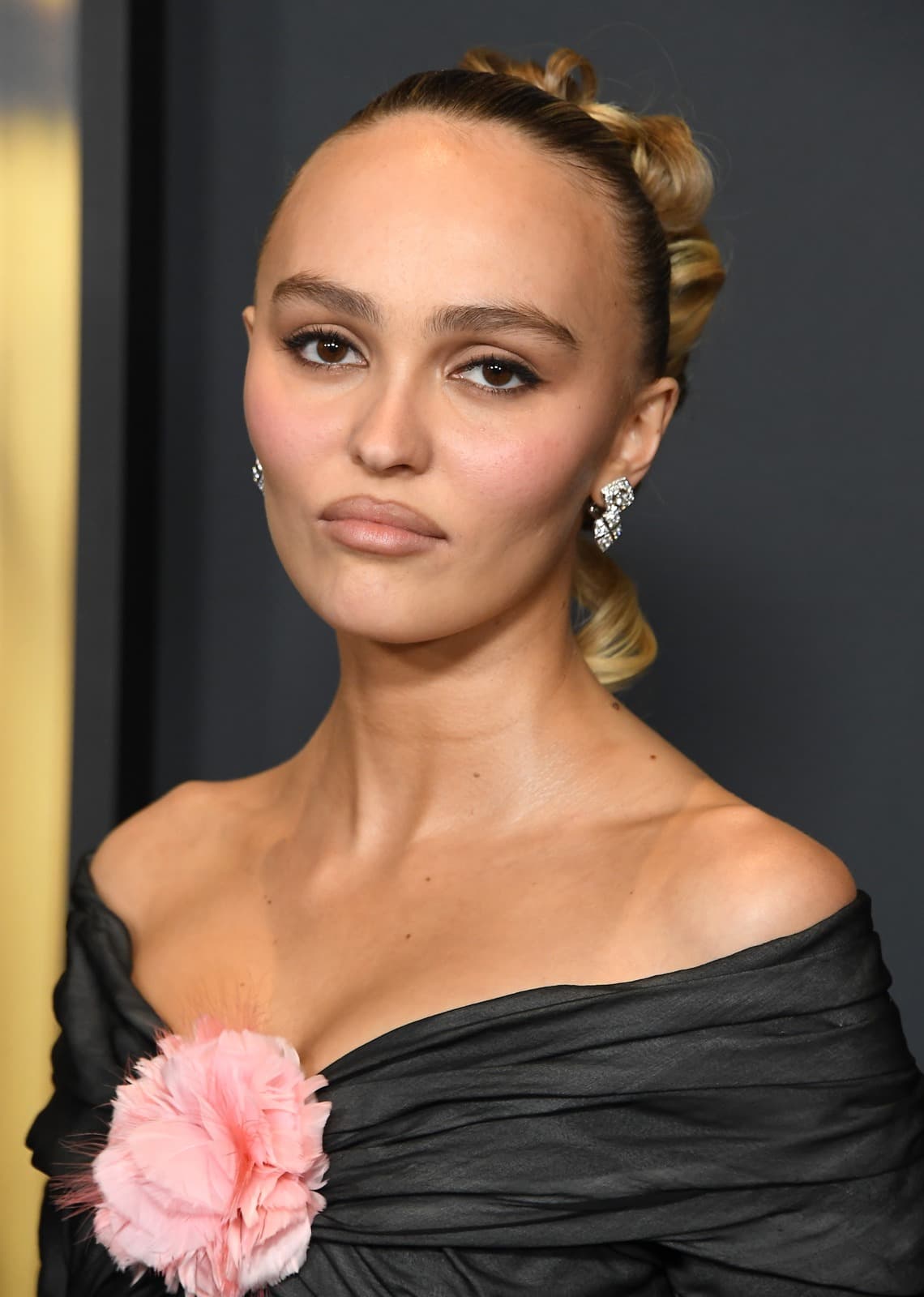 Foto de frente de Lily-Rose Depp