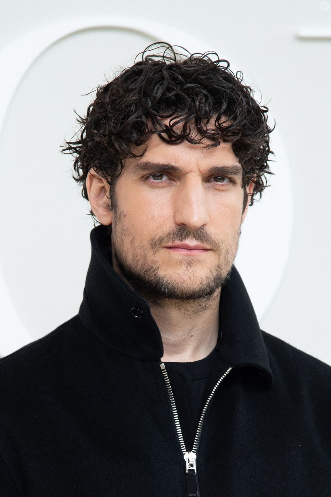 Foto de frente de Louis Garrel