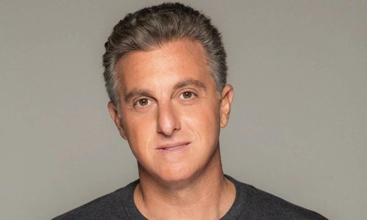 Foto de frente de Luciano Huck