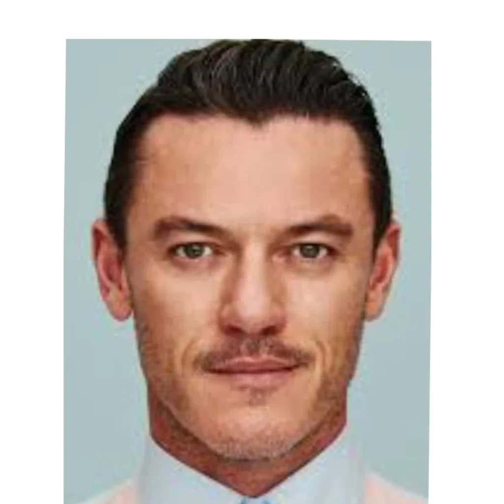 Foto de frente de Luke Evans