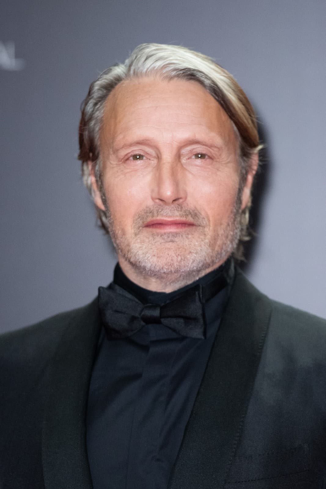 Foto de frente de Mads Mikkelsen