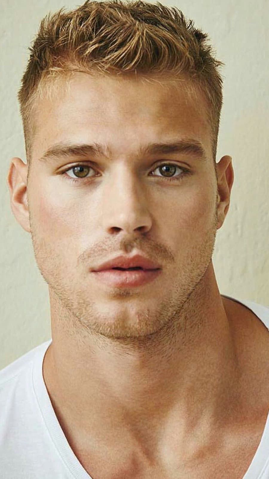 Foto de frente de Matthew Noszka