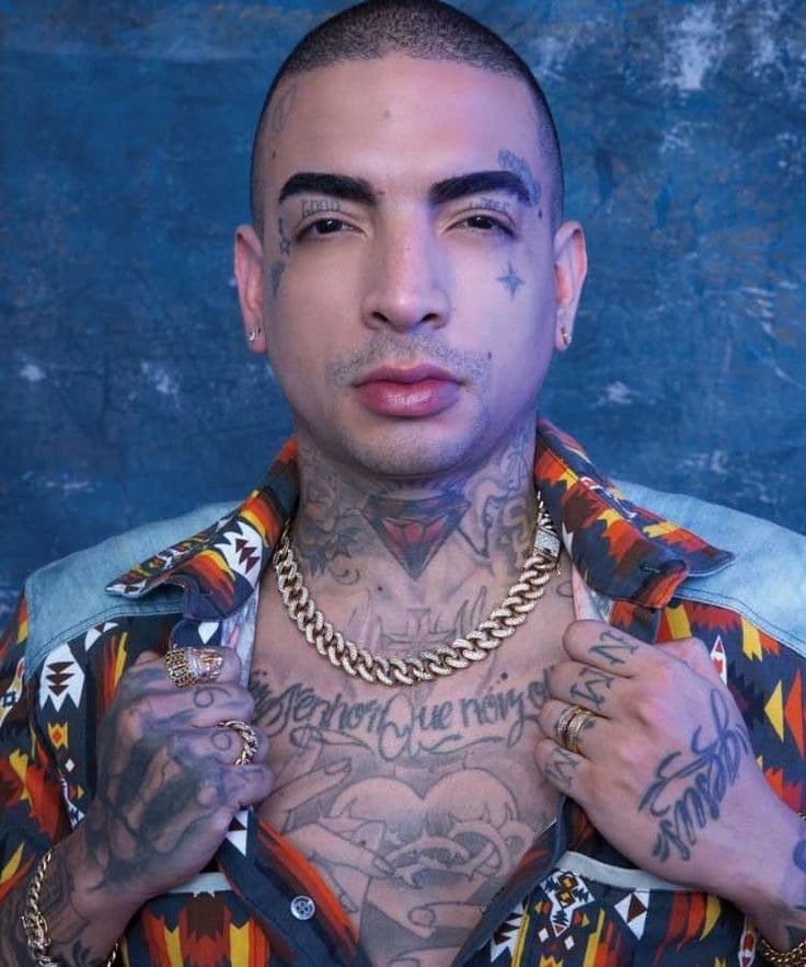 Foto de frente de MC Guimê