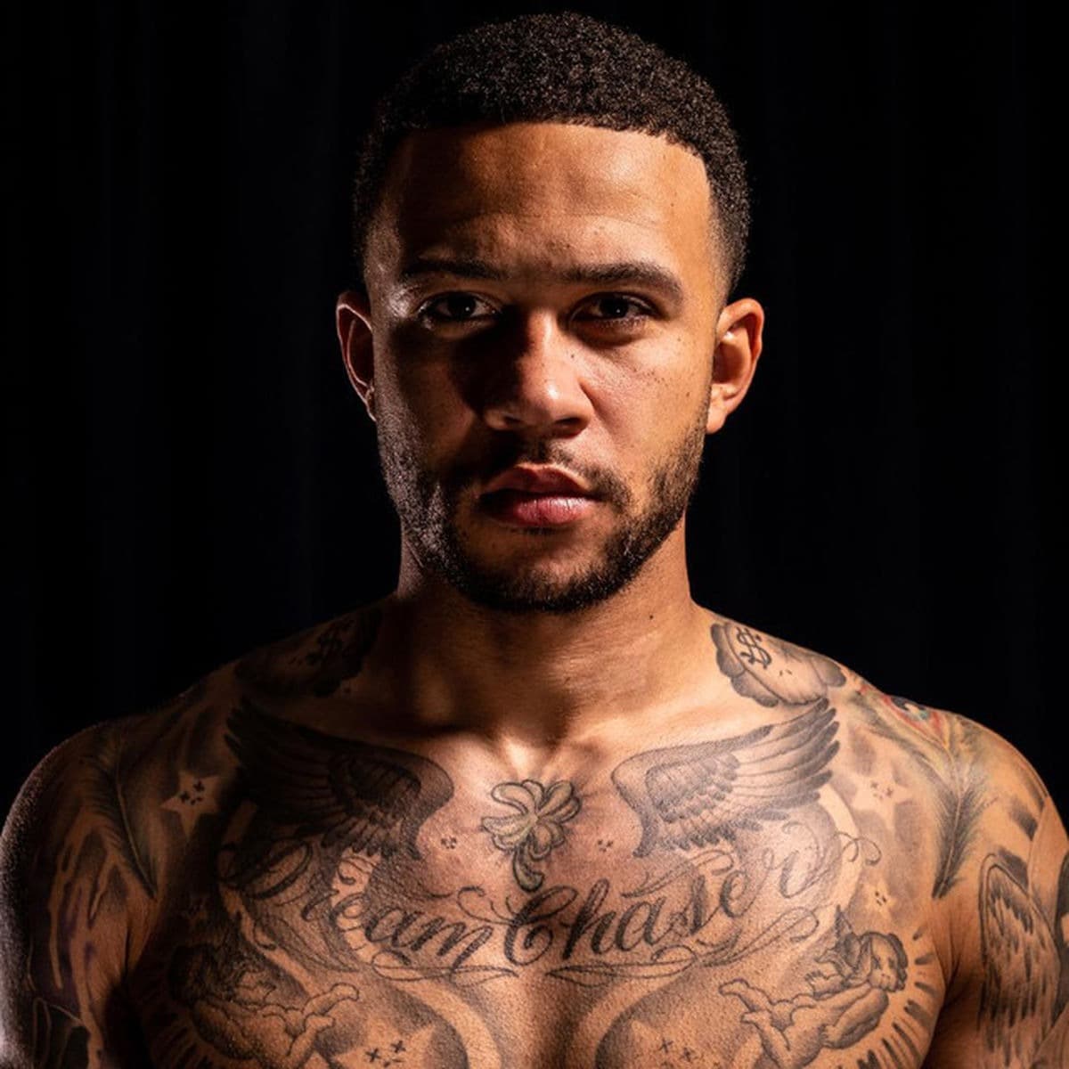 Foto de frente de Memphis Depay