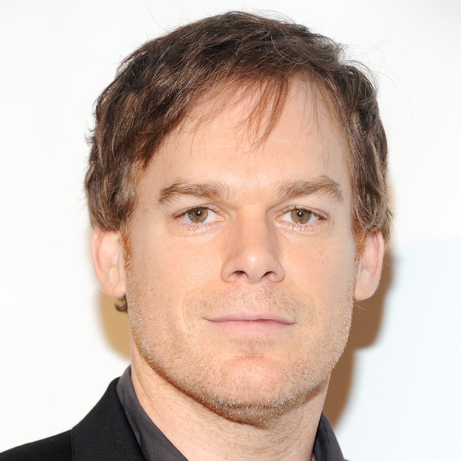 Foto de frente de Michael C Hall