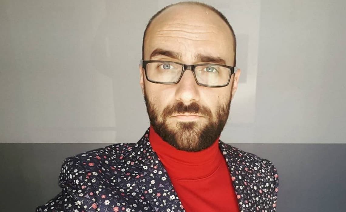 Foto de frente de Michael Stevens (Vsauce)