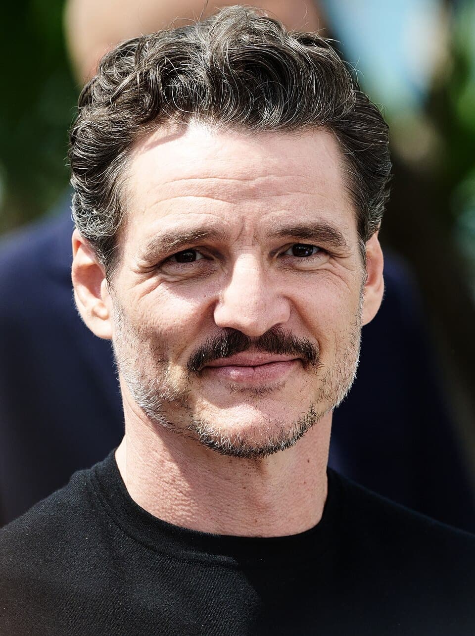 Foto de frente de Pedro Pascal