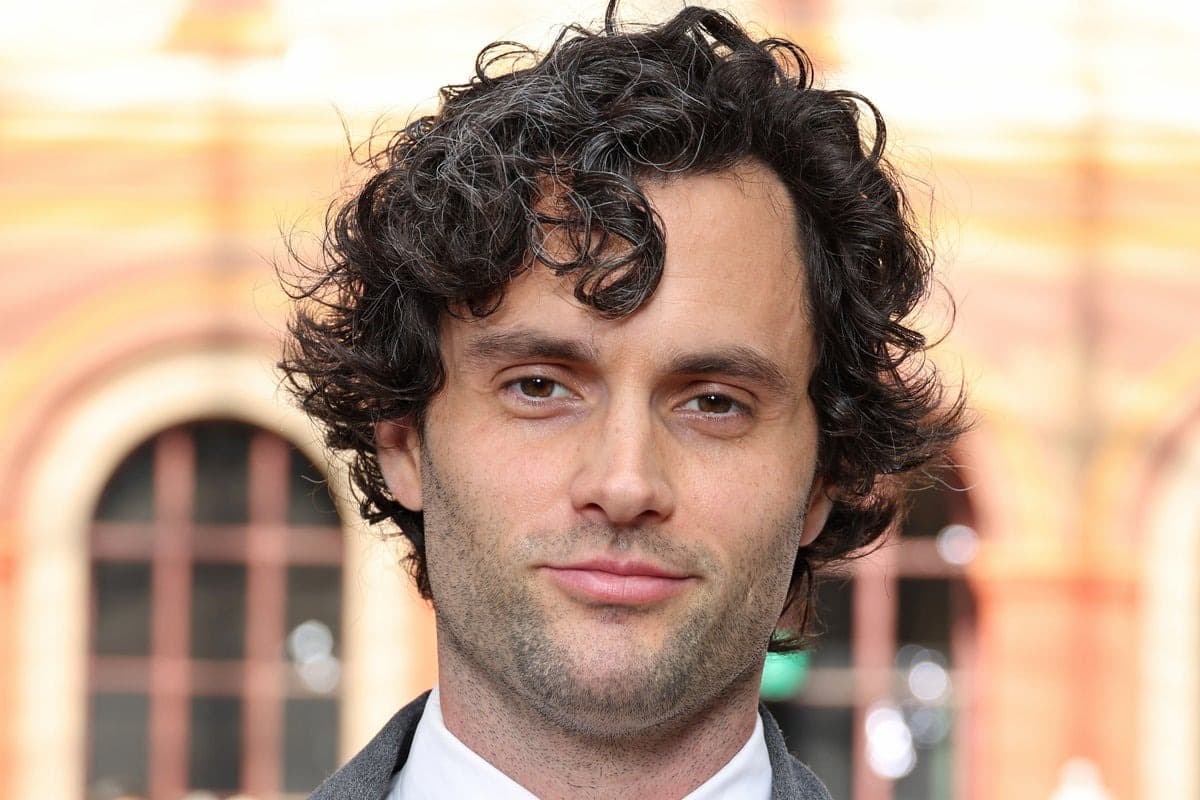 Foto de frente de Penn Badgley