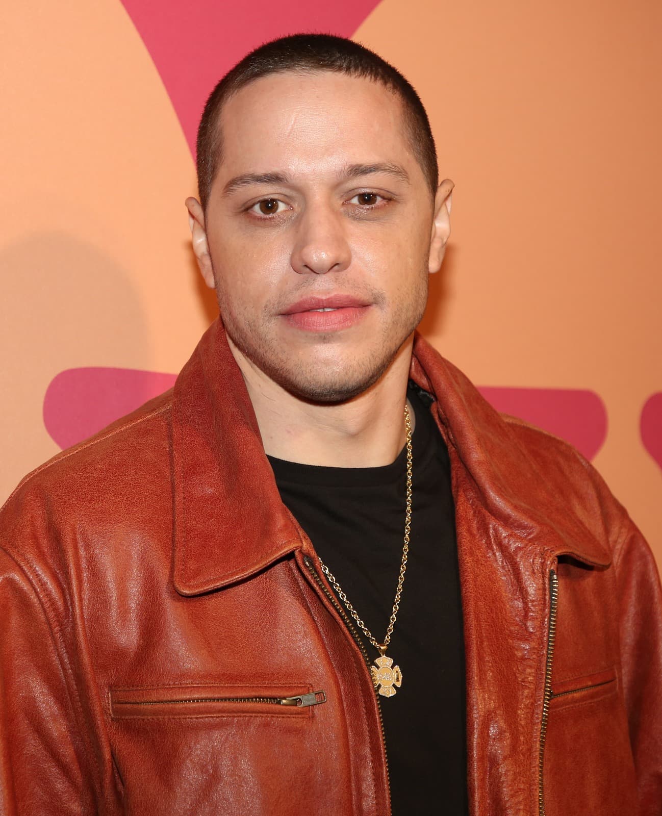 Foto de frente de Pete Davidson