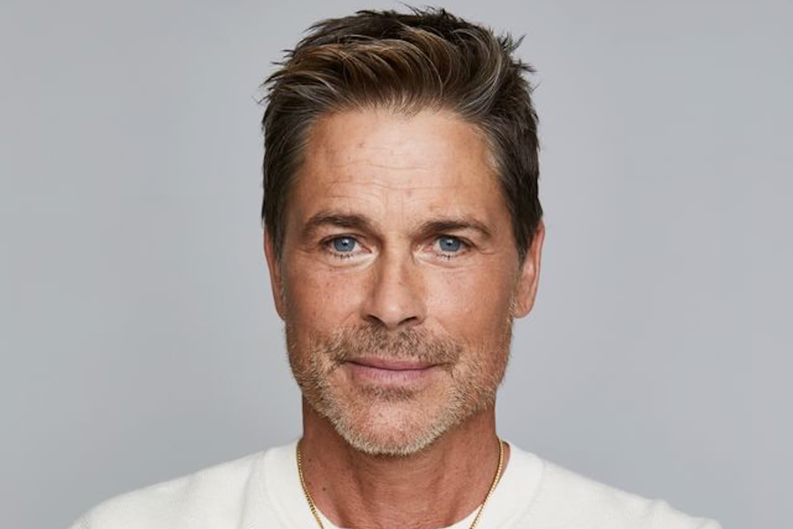 Foto de frente de Rob Lowe