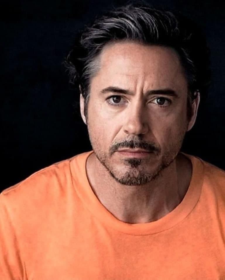 Foto de frente de Robert Downey Jr.