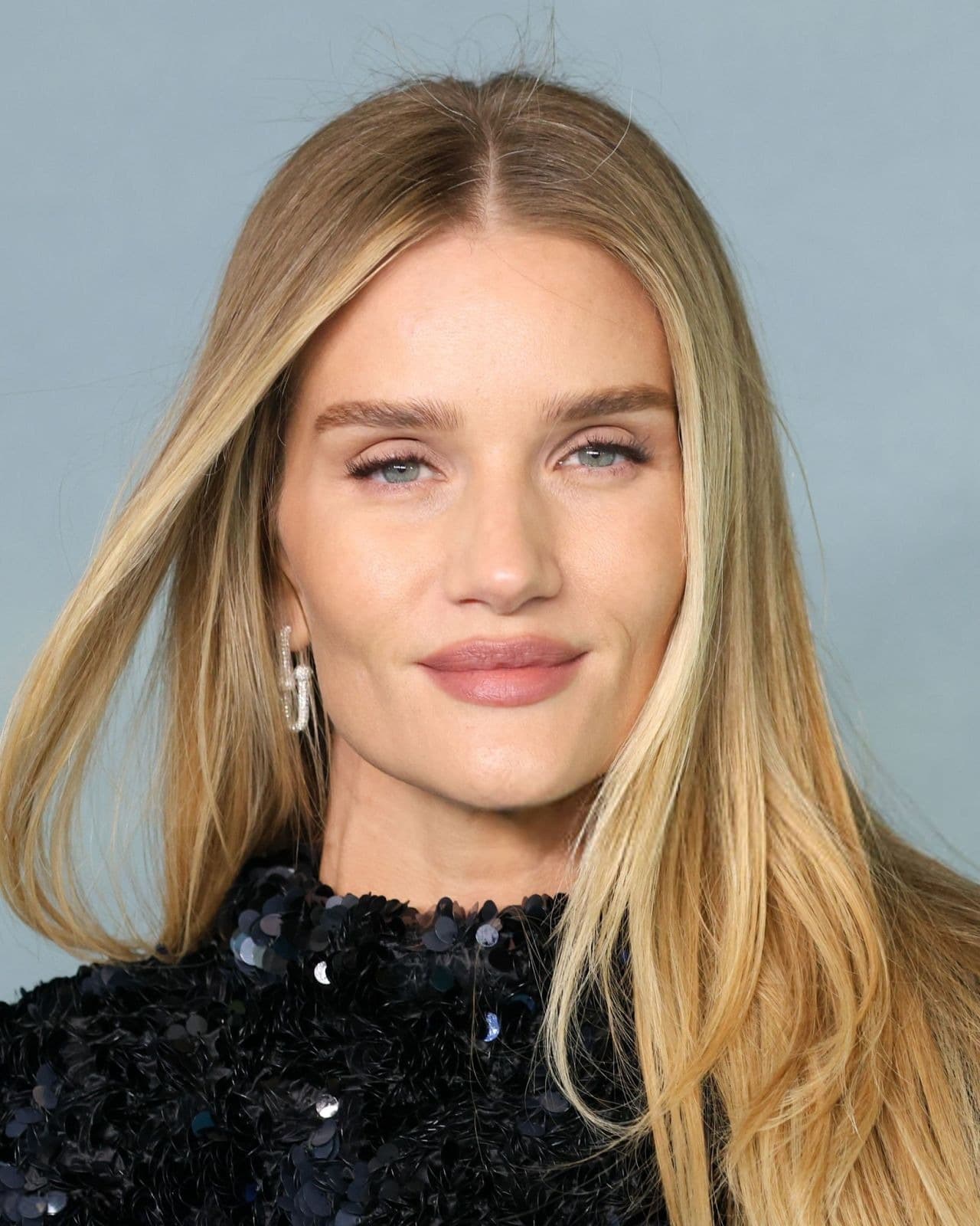 Foto de frente de Rosie Huntington Whiteley