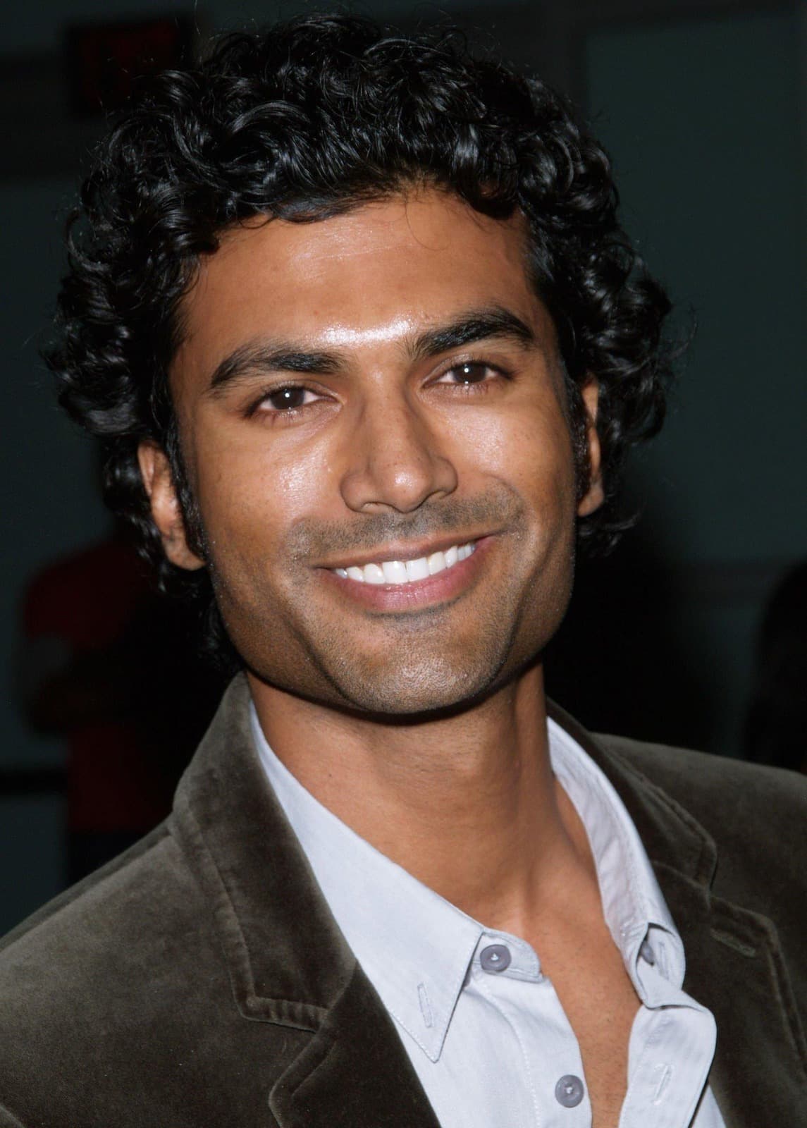 Foto de frente de Sendhil Ramamurthy