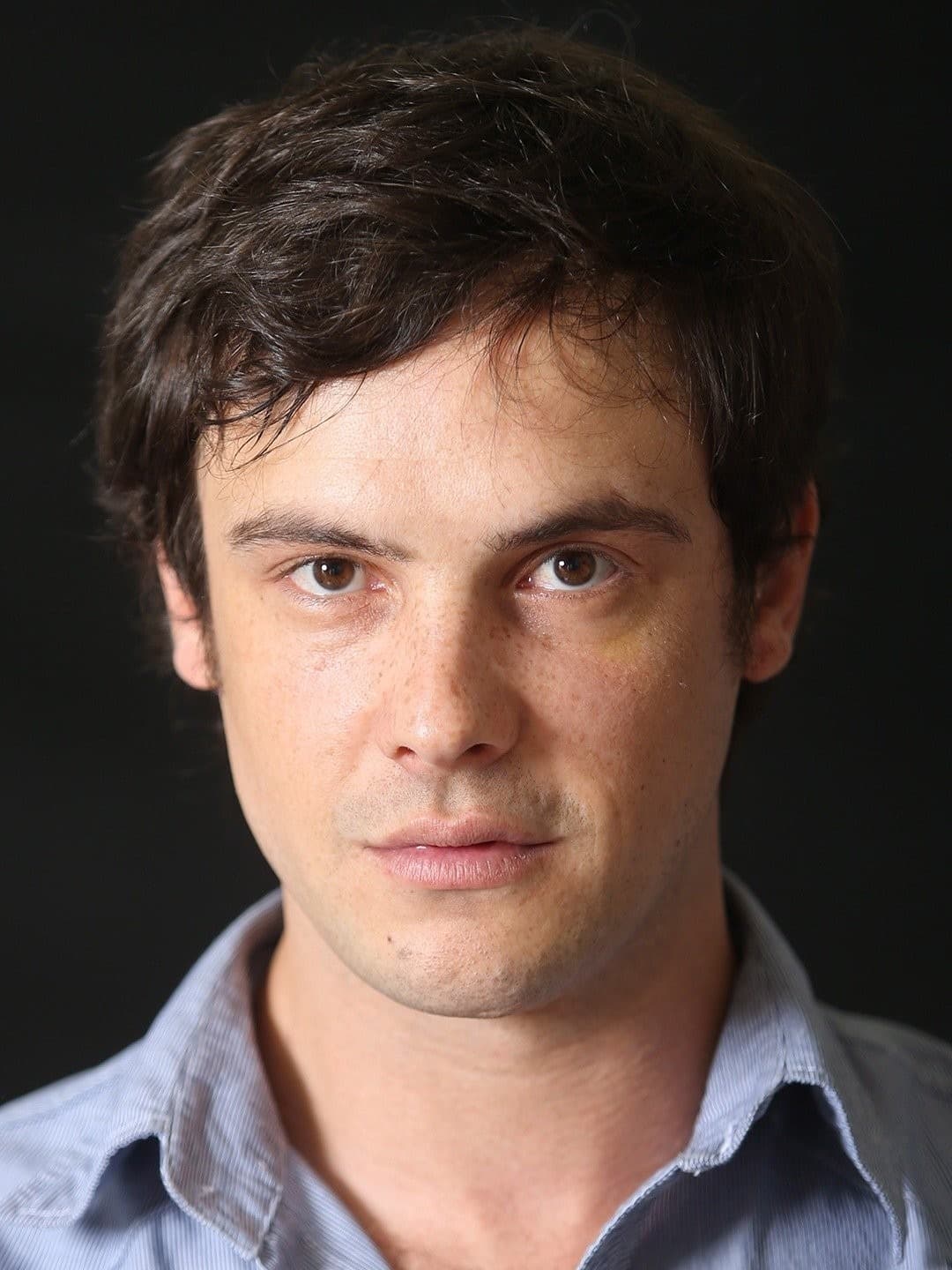 Foto de frente de Sergio Guizé