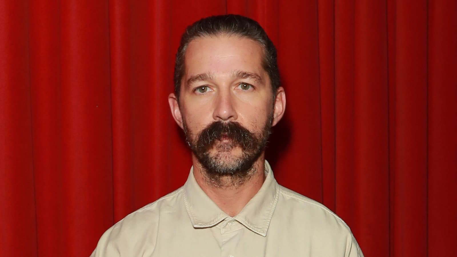 Foto de frente de Shia LaBeouf