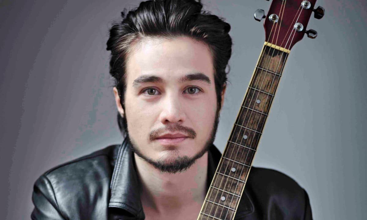 Foto de frente de Tiago Iorc