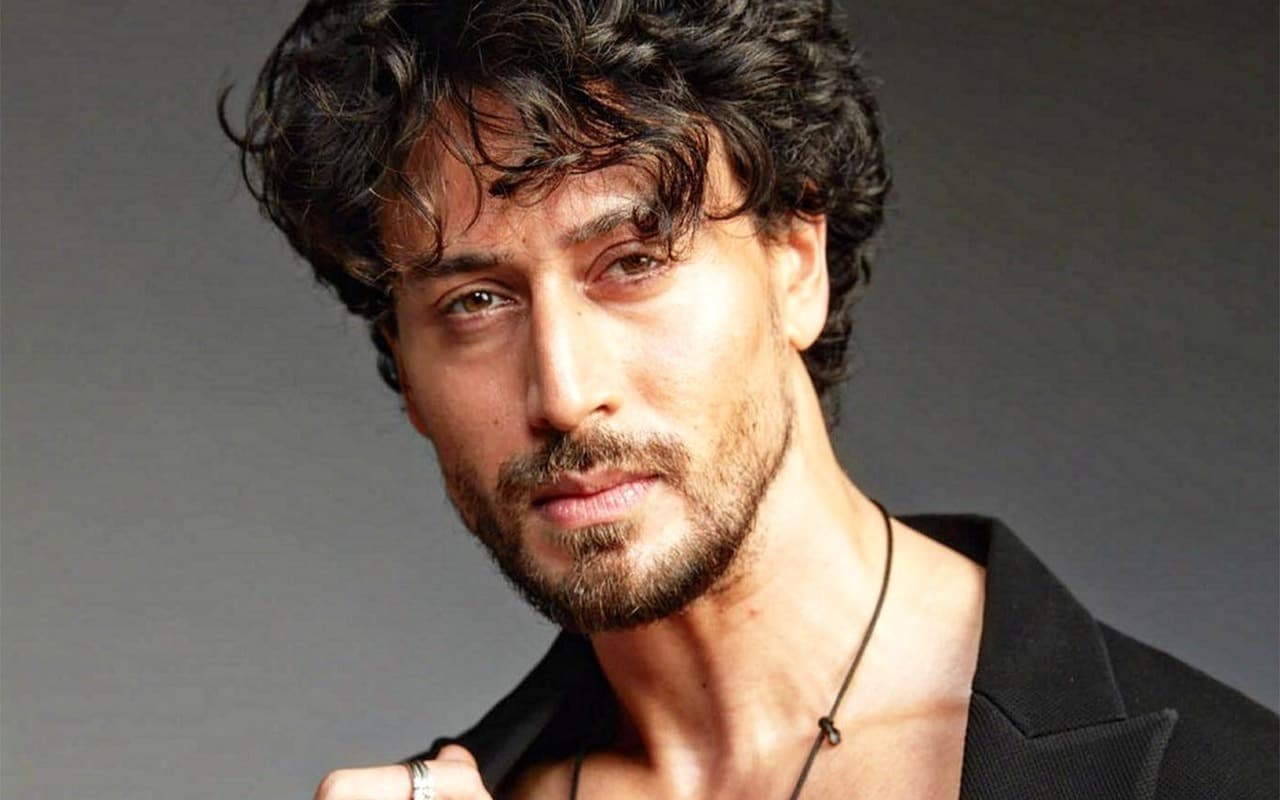 Foto de frente de Tiger Shroff