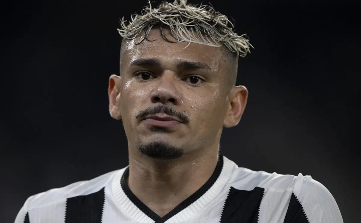 Foto de frente de Tiquinho Soares