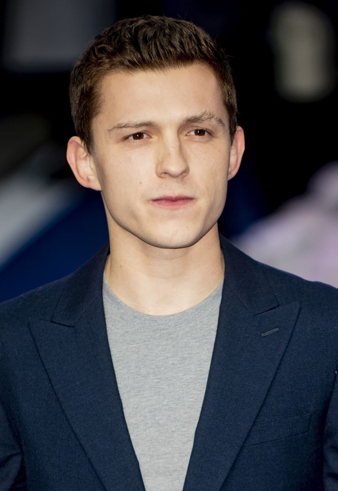 Foto de frente de Tom Holland