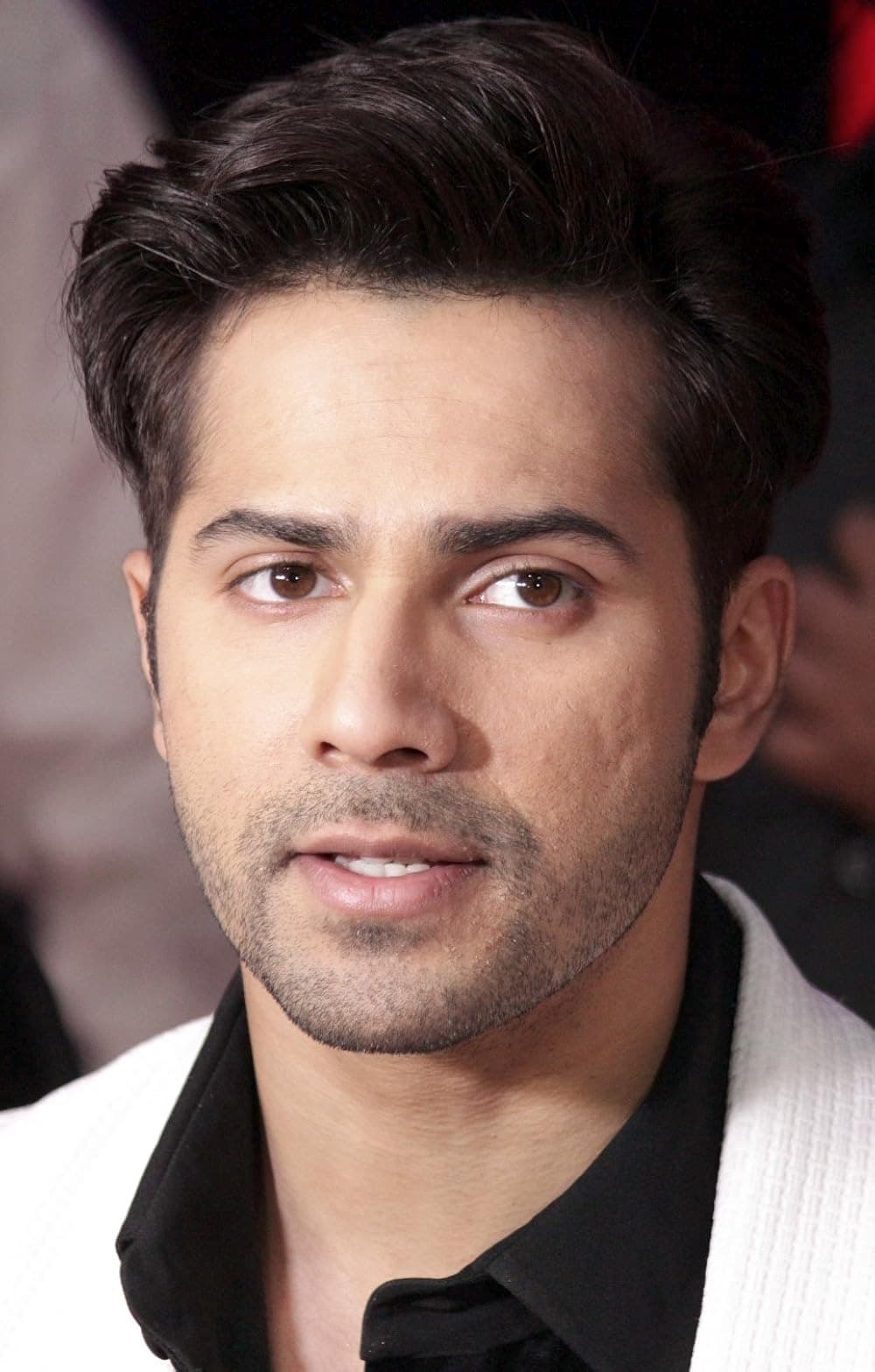 Foto de frente de Varun Dhawan