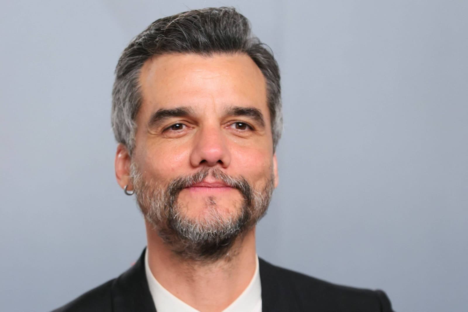 Foto de frente de Wagner Moura